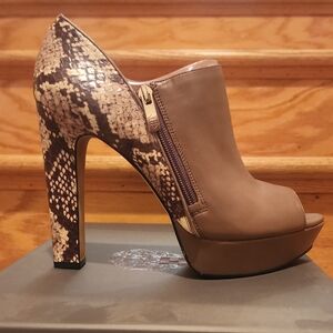 NIB Vince Camuto "Addia" Smoke Taupe/Neutral Nappa Tonal Snake Platform Pumps 9M